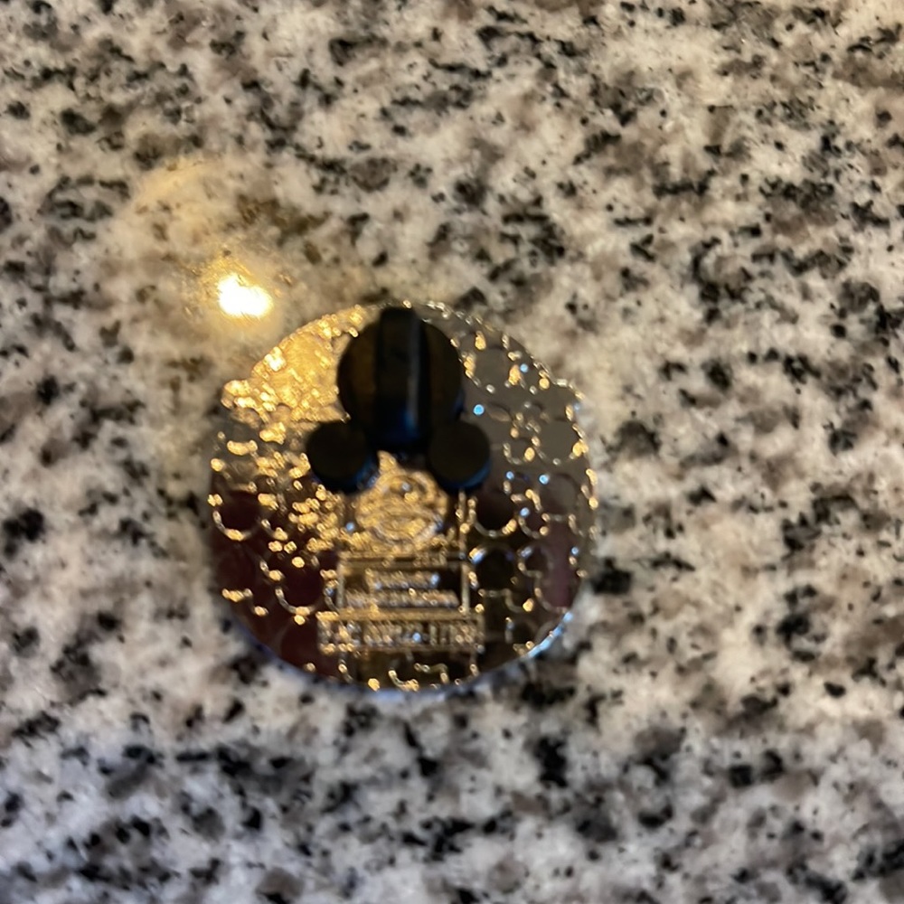 Disney pin - Picture 2 of 2